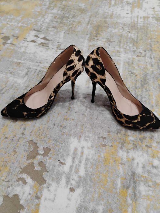 Vând pantofi stileto