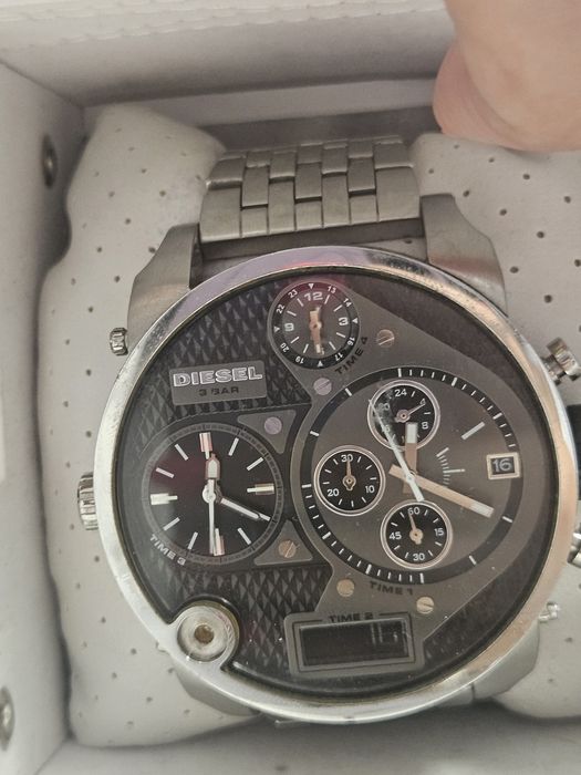 Часовник diesel работещ и запазен