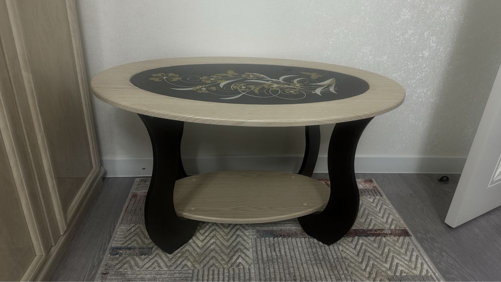 Журнальный столик красивый