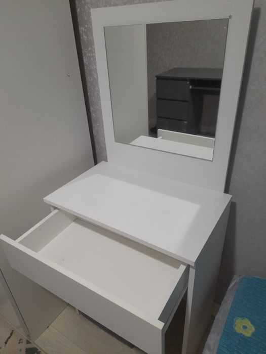 Туалетный столик с зеркалом + пуфик