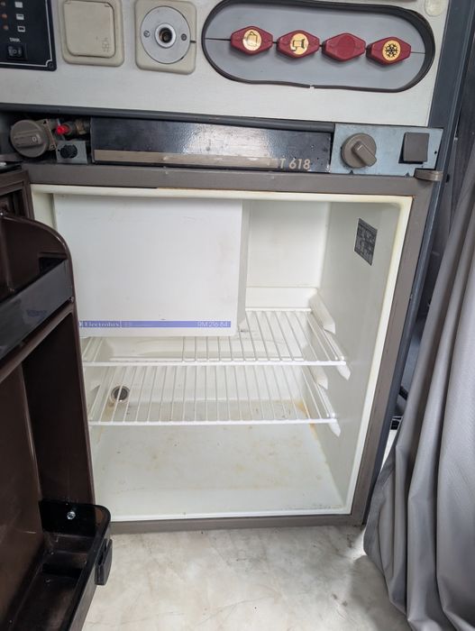 Frigider  pe 12 Volti gaz și 220