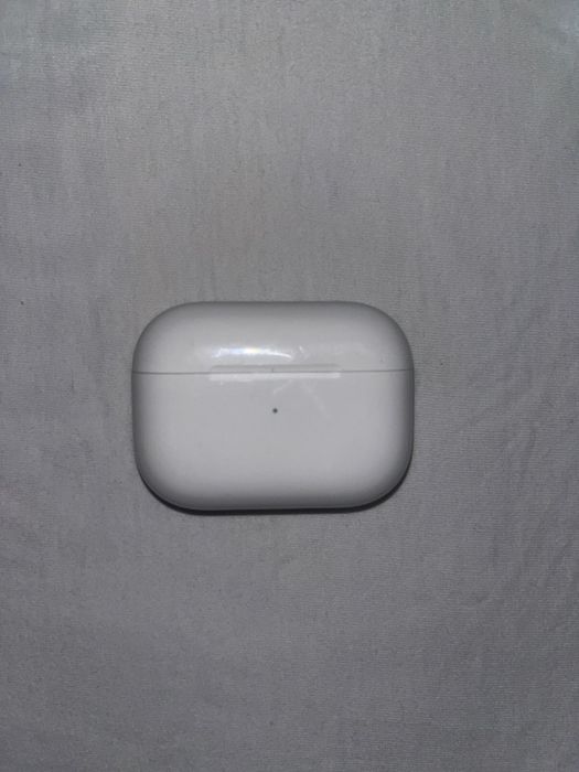 Продам кейс оригинал airpods pro 1