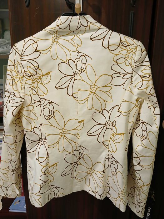 Бежово елегантно сако