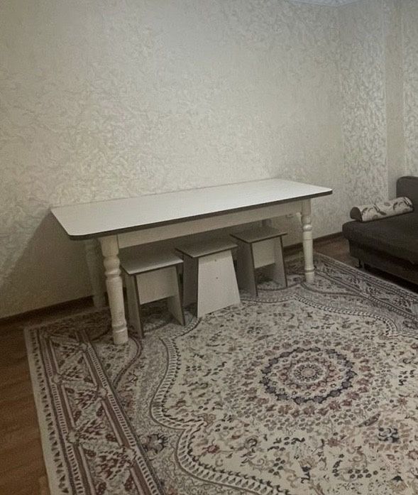 Стол и табуретки