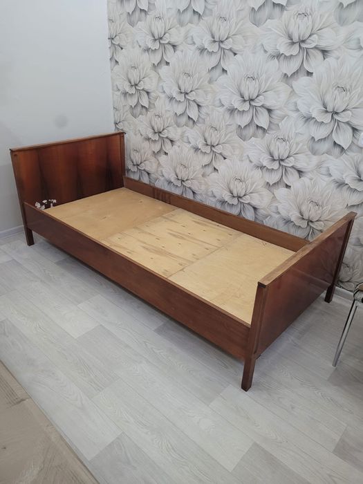 Продается кровать 90см с матрасом