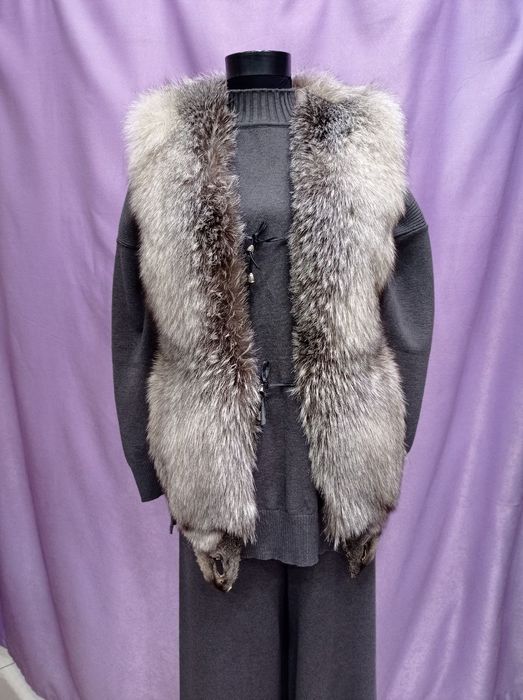 Шуба из натурального меха лиса с кожанными рукавами