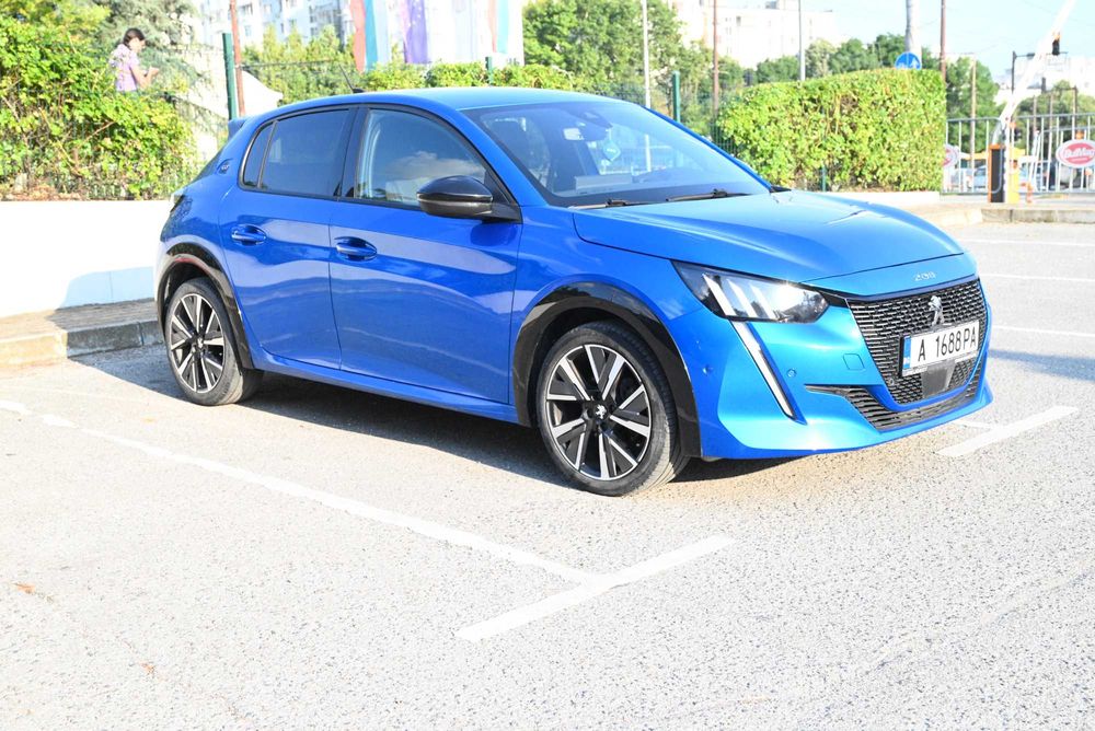продава се PEUGEOT 208 GT-line 2022 година