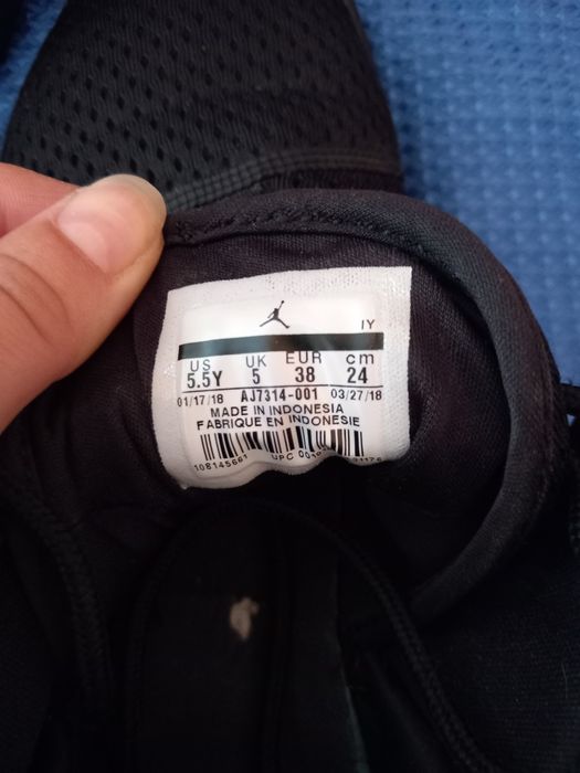 Универсални маратонки на Джордан.