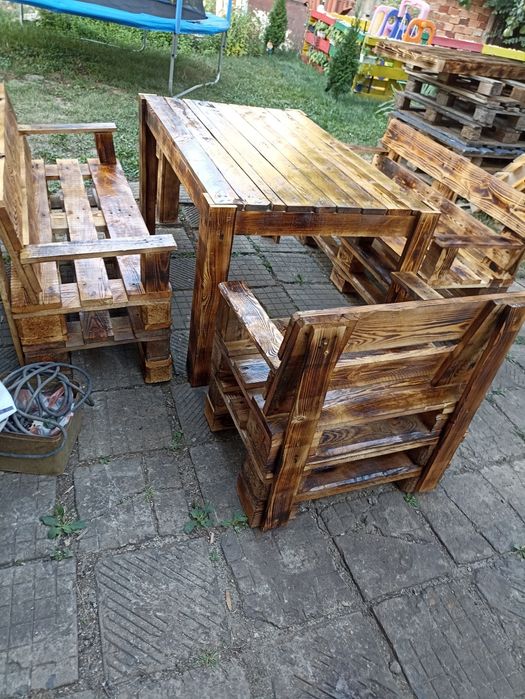 Маса и пейки от палети