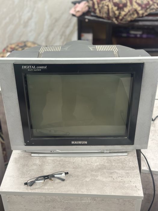 Eski televizor sotiladi