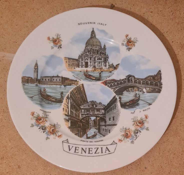 Сувениры разные в отличном состоянии