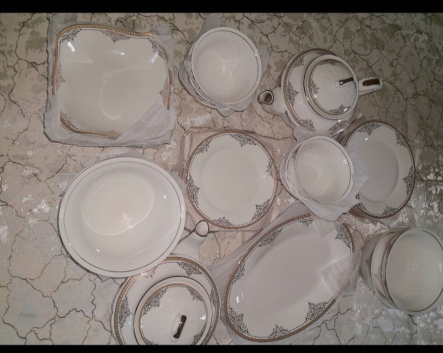 Tozza chinni idishlar sotiladi.