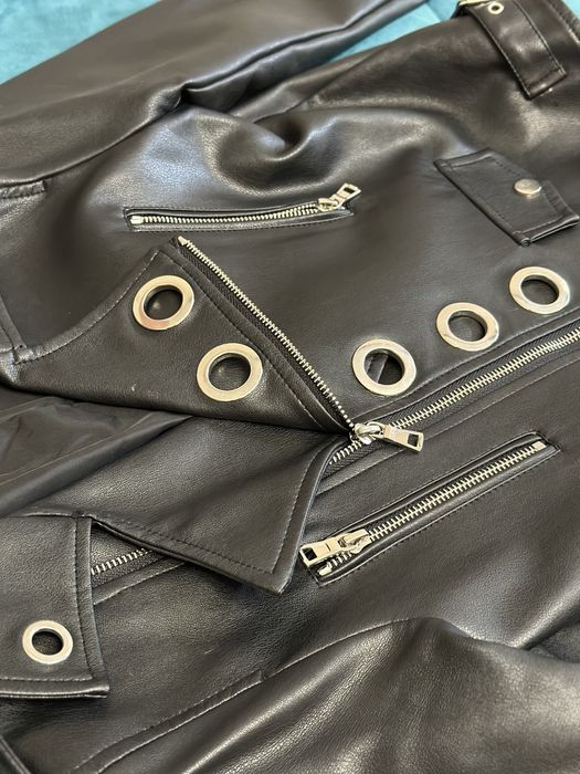 Стилно черно кожено яке с капси ZARA