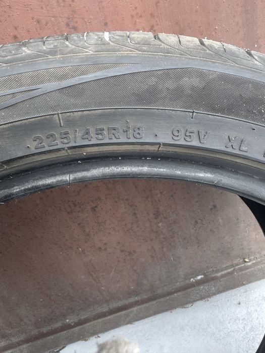 Резина новая 225/45 18