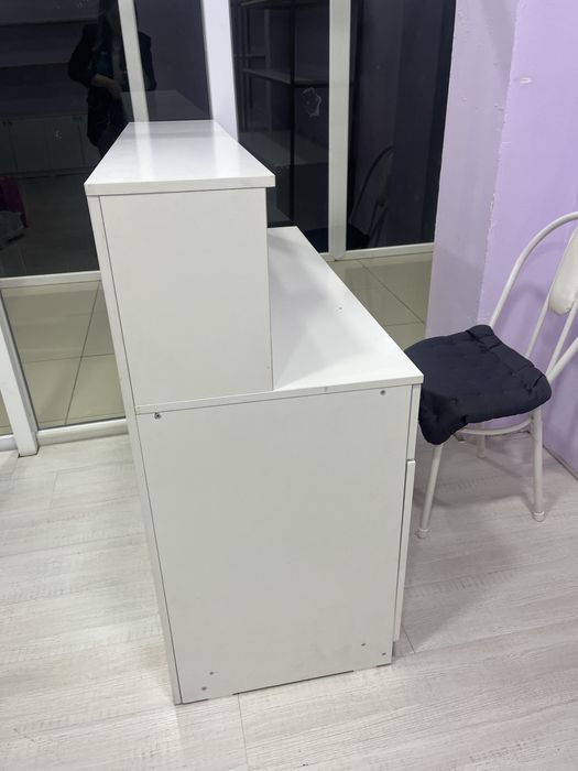 Ресепшн и витрина шкаф продается