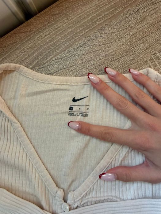 Bluza crem Nike in stare ff buna  material deosebit de comod!