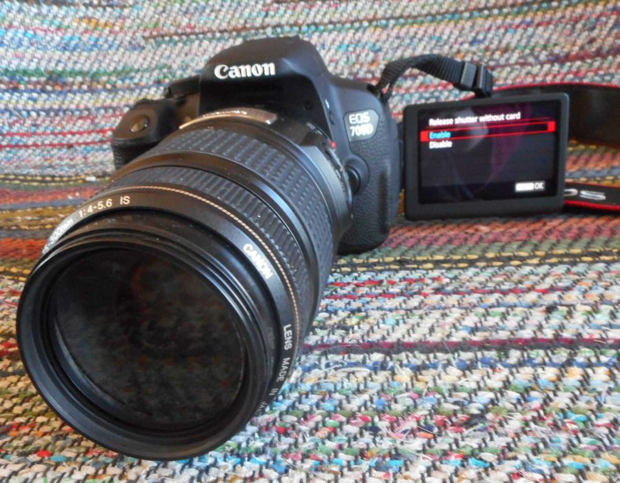 Комплект Canon EOS 700D с 3 обектива, статив и приклад - почти нови!