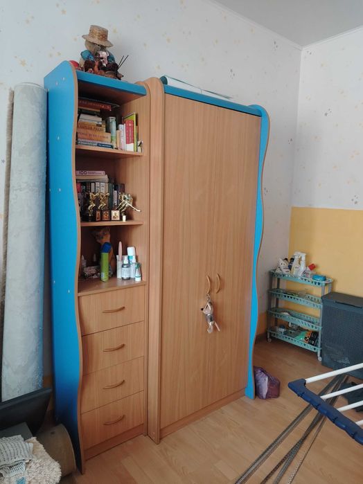 Шкаф плательный с полочками