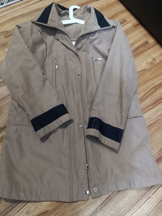 Vetrovka plash sifati zur alo darajada ichi astarli.