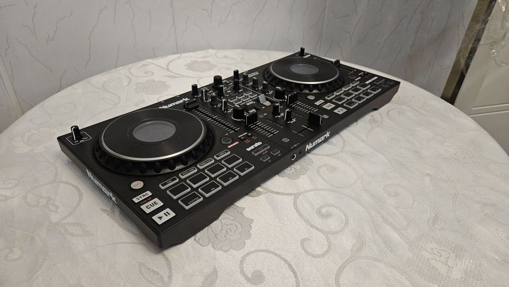 DJ контроллер Numark Mixtrack Platinum FX