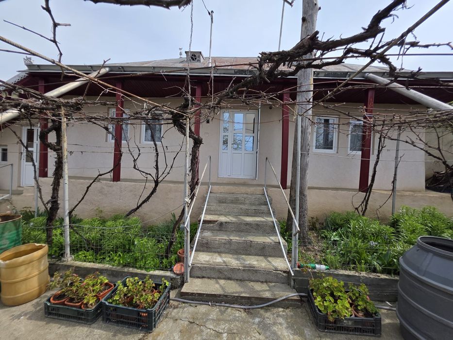 Casa de vânzare cu teren generos