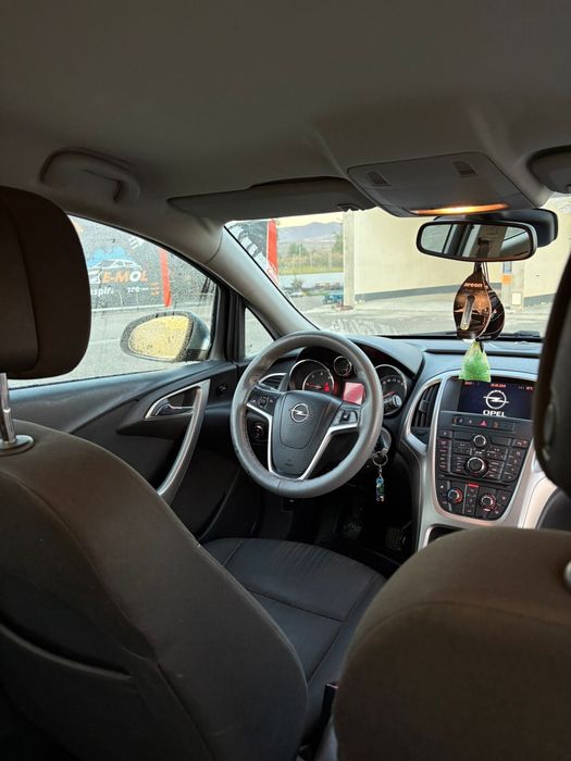 Vând Opel astra J 2010