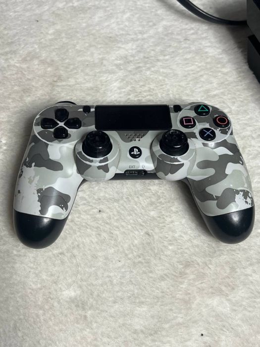 Продам PlayStation 4, большой комплект игр и аксессуаров