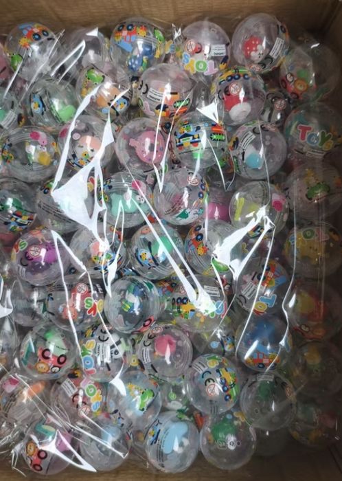 Топчета капсули с играчки за вендинг машини ф50мм