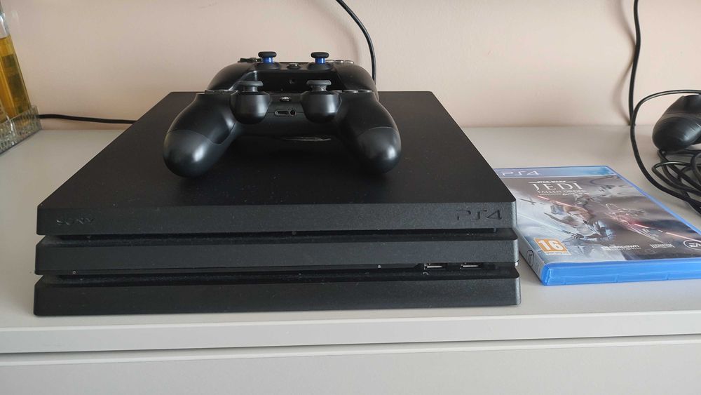 Playstation 4 PRO с два контролера и една игра