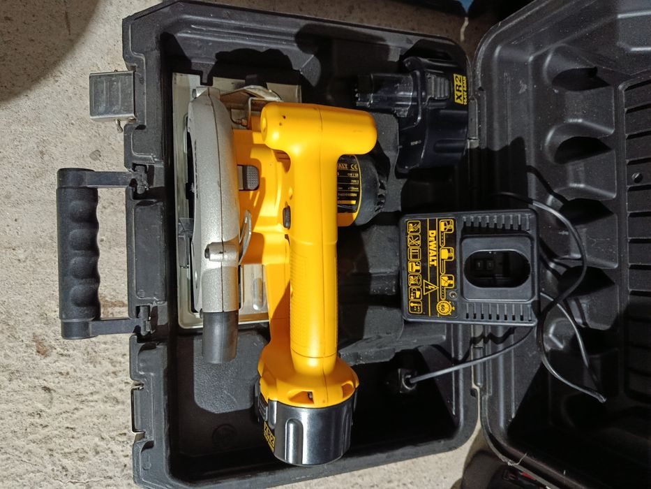 Ръчен циркуляр Девалт с две батерии Американско производство