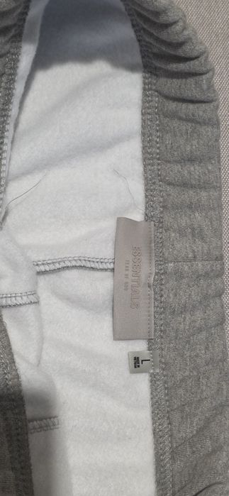 Vand pantaloni essentials marimea L