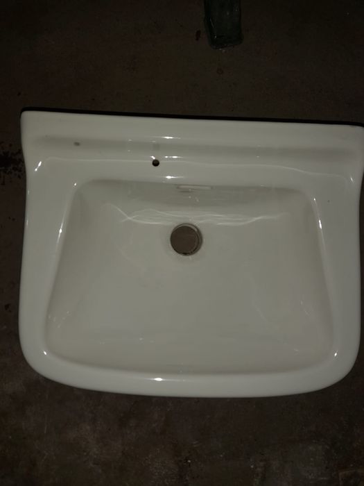 Тоалетна чиния и мивка,порцелан, нови, бели