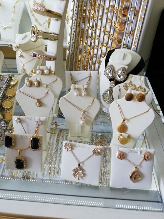 Стойки, бюстиета, манекени за бижута.