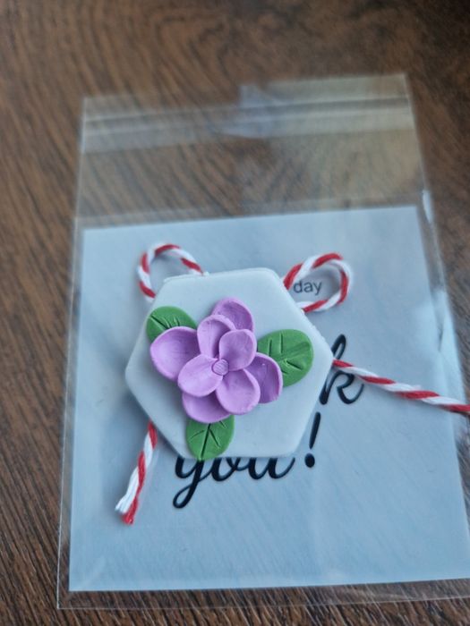 Broșă handmade din lut polimeric, realizată cu atenție la detalii.
Pre