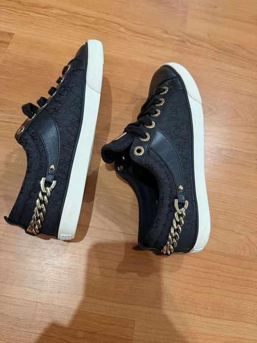 Adidasi noi Guess