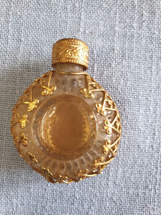 Шишенце от френски парфюм с метален обков и позлата