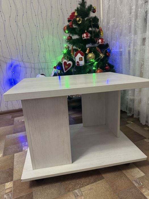 Столик на колесах