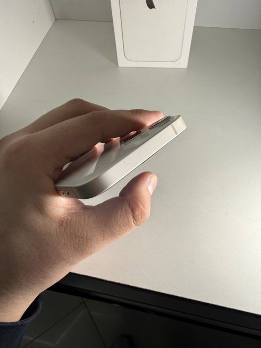 продам iPhone 13