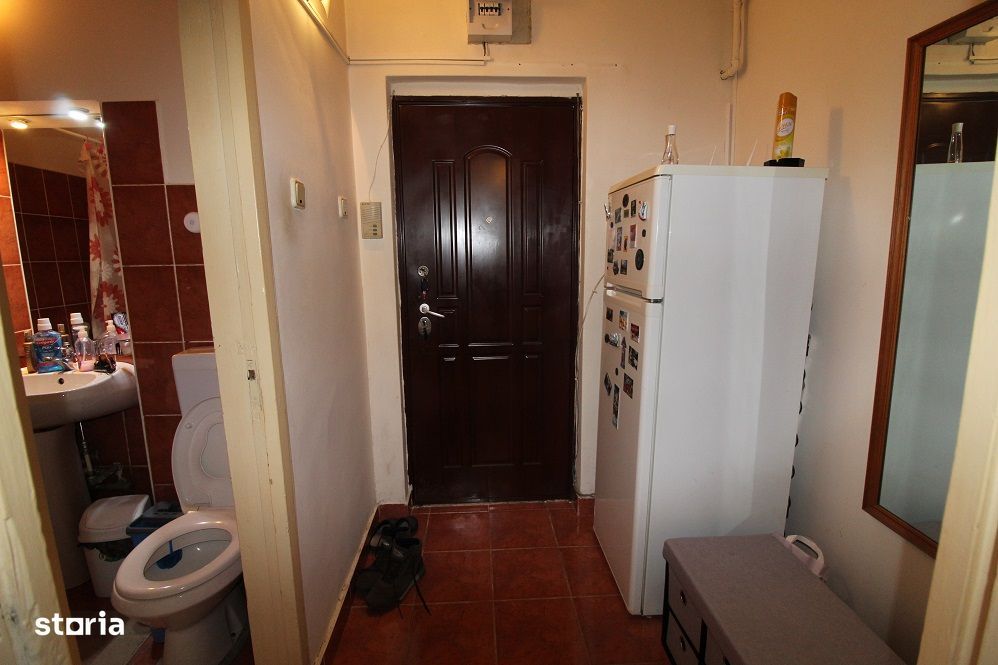 Închiriez garsonieră în Hunedoara, zona Bd. Dacia-Sanitas, etaj 1...