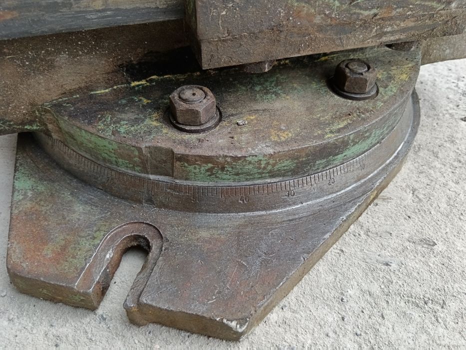 Станочные тиски со шкалой.