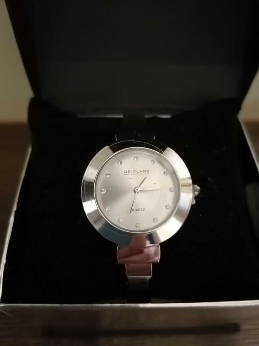 Нови часовници с камъни Сваровски