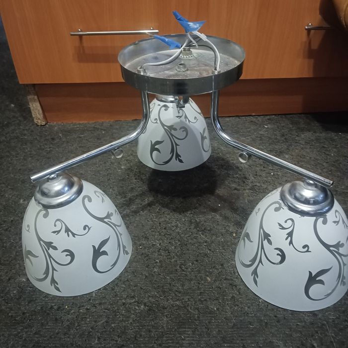 Люстра  на  стену