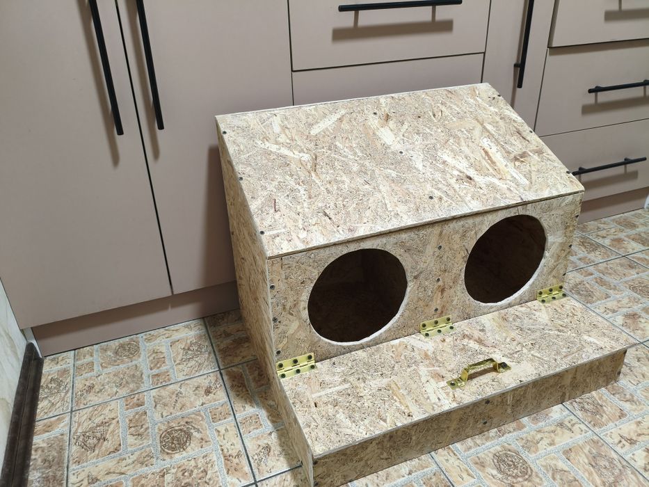 Tovuqlar uchun tuxum yig‘gichli uyacha