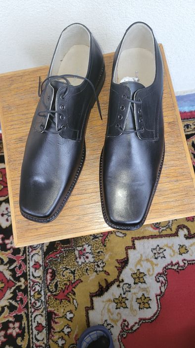 Pantofi pentru barbați de vânzare.
