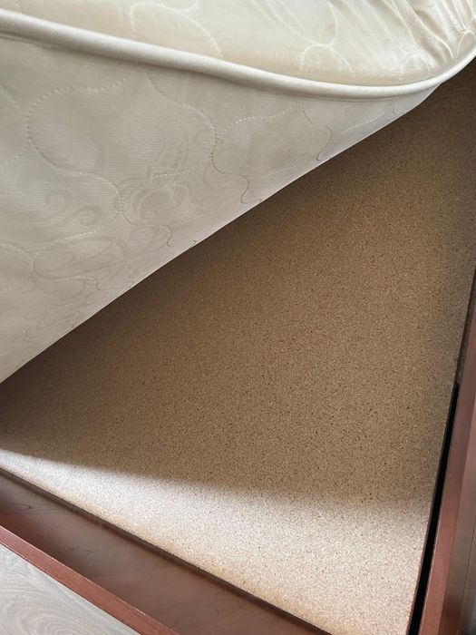 кровать двуспальная.