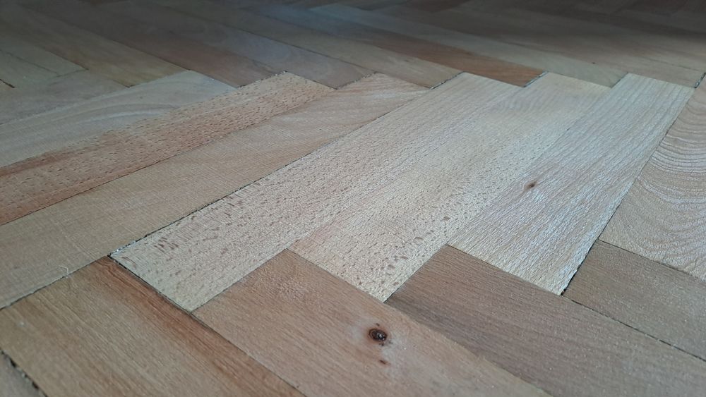 Rașchetez ,chituiesc,grunduiesc, lacuiesc