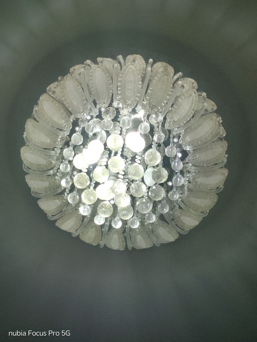 Продам Люстру в зал