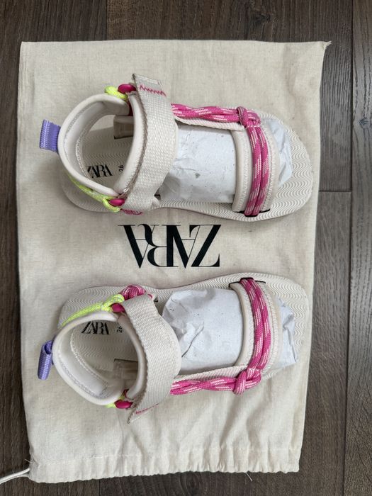 Детски гумени сандали на Zara