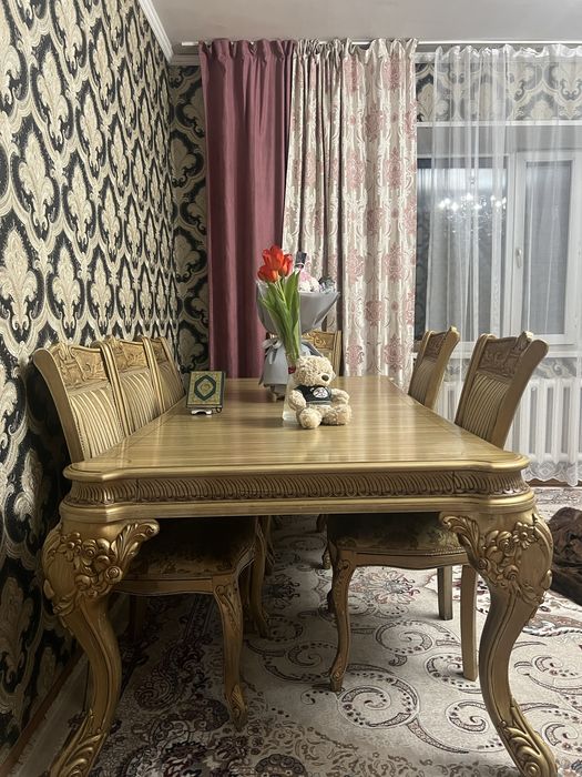 Стол и стулья в гостиную