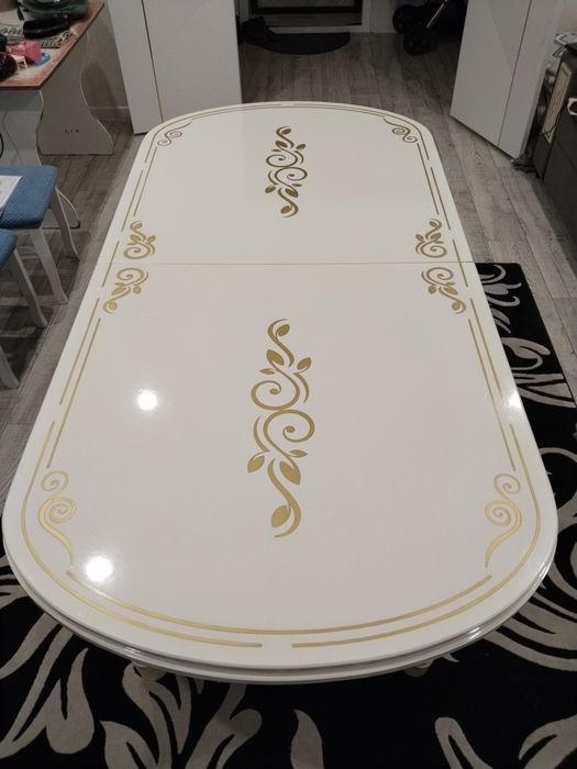 Үстел сатылады .